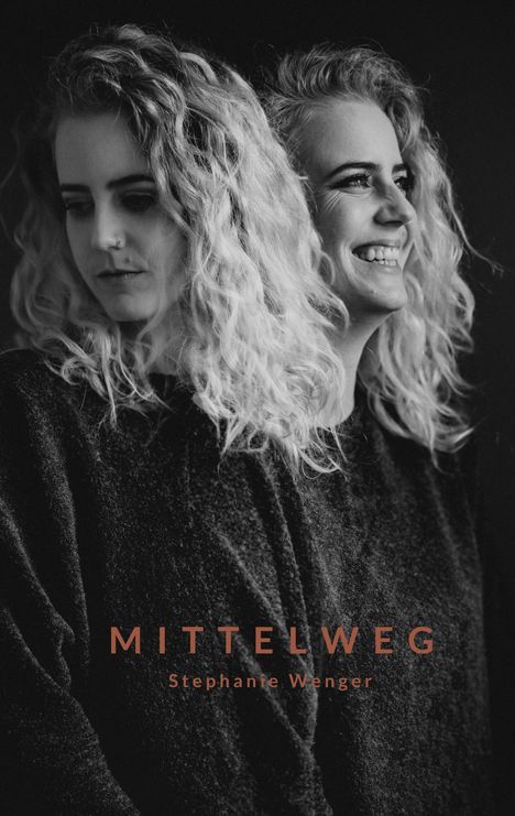 Text: "MITTELWEG Stephanie Wenger". Schwarz-weißes Porträt einer Frau mit lockigem Haar. Zwei Gesichtsausdrücke.