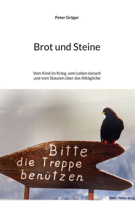 Text: "Brot und Steine", "Bitte die Treppe benützen"; Ein Vogel sitzt auf einem Holzschild vor einem unscharfen Hintergrund.
