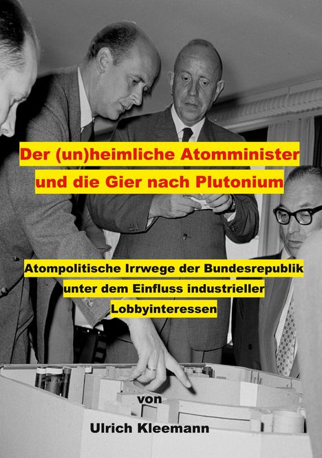 Text: „Der (un)heimliche Atominister und die Gier nach Plutonium...von Ulrich Kleemann.“ Schwarz-weiß Foto von Männern in Anzügen.