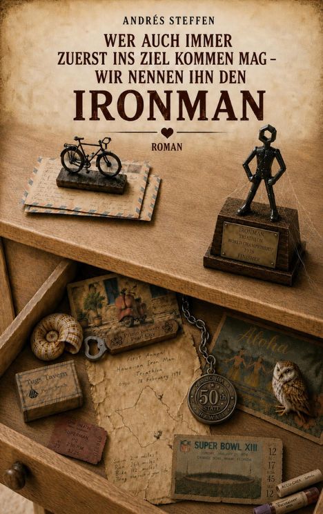 Buchtitel: "Wer auch immer zuerst ins Ziel kommen mag – wir nennen ihn den Ironman". Pokal, Fahrrad und Erinnerungsstücke.
