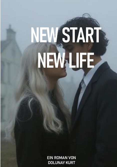 "NEW START NEW LIFE" – Zwei Personen stehen sich nah, vor nebligem Gebäude.