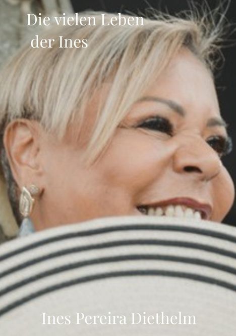 Text: "Die vielen Leben der Ines", "Ines Pereira Diethelm". Ein lächelndes Gesicht teils verdeckt von einem gestreiften Hut.