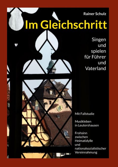 „Im Gleichschritt: Singen und spielen für Führer und Vaterland.“ Foto durch gotisches Fenster einer Altstadt.