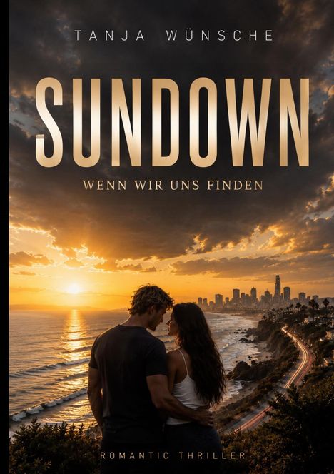Tanja Wünsche, Sundown, Wenn wir uns finden, Romantic Thriller. Paar bei Sonnenuntergang mit Blick auf Stadt und Küste.