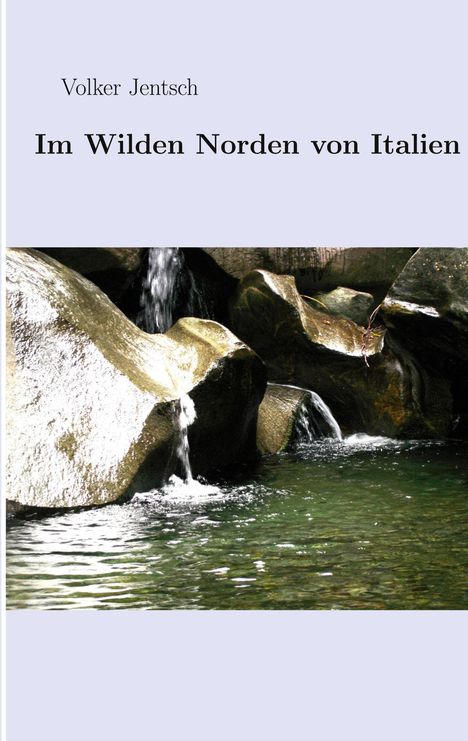 „Volker Jentsch, Im Wilden Norden von Italien“. Kleiner Wasserfall über Felsen in einen ruhigen Fluss.