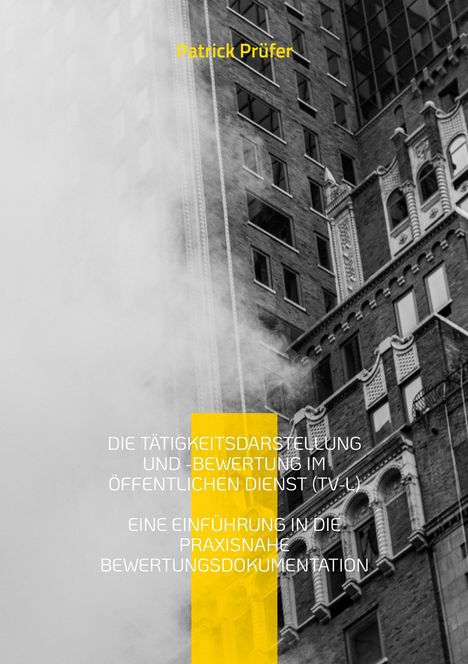 Texte: "Patrick Prüfer", "DIE TÄTIGKEITSDARSTELLUNG UND -BEWERTUNG IM ÖFFENTLICHEN DIENST (TV-L)", "EINE EINFÜHRUNG IN DIE PRAXISNAHE BEWERTUNGSDOKUMENTATION". Hintergrund: Ein altes Gebäude teils in Nebel gehüllt.