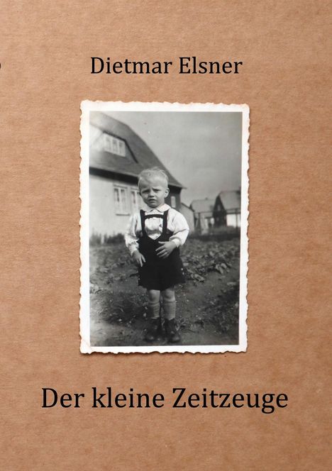 Dietmar Elsner, Der kleine Zeitzeuge. Foto eines Jungen in altertümlicher Kleidung vor Häusern. Retro-Ästhetik.