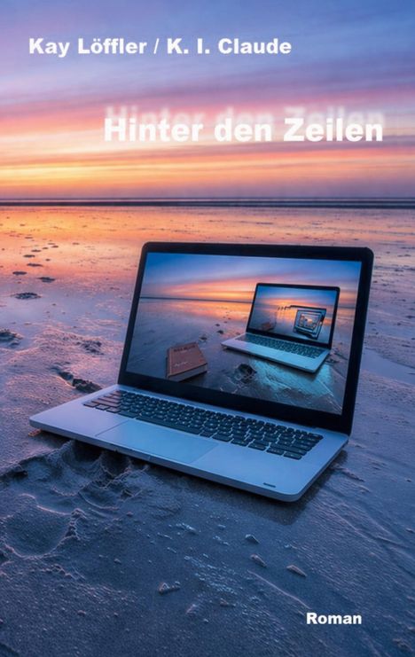 Text: "Kay Löffler / K. I. Claude", "Hinter den Zeilen", "Roman". Am Strand bei Sonnenuntergang steht ein Laptop.