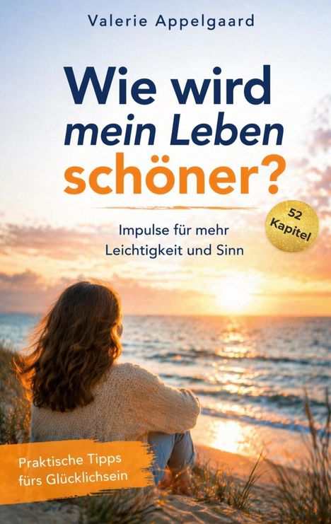 Text: „Wie wird mein Leben schöner? Impulse für mehr Leichtigkeit und Sinn. Praktische Tipps fürs Glücklichsein.“ Eine Frau sitzt am Strand bei Sonnenuntergang.
