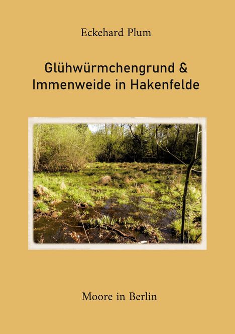 Text: "Eckèhard Plum. Glühwürmchengrund & Immenweide in Hakenfelde. Moore in Berlin." Foto eines moosigen, grünen Sumpfgebiets.