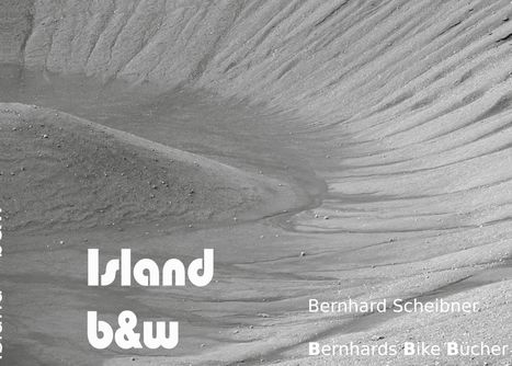 „Island b&w“, Bernhard Scheibner, Bernhards Bike Bücher; Schwarz-Weiß-Foto einer sandigen, welligen Landschaft.