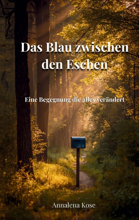 „Das Blau zwischen den Eschen. Eine Begegnung die alles verändert.“ Annalena Kose. Waldweg mit blauer Mailbox.