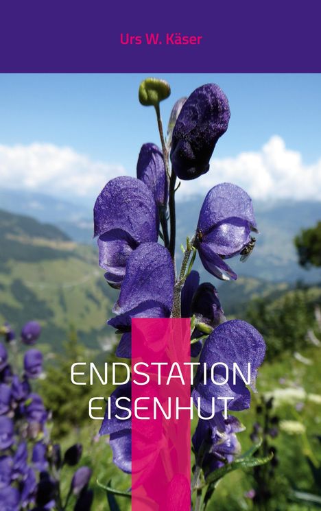 "ENDSTATION EISENHUT" steht in Weiß auf einem violetten Blumenhintergrund im Vordergrund einer Berglandschaft.