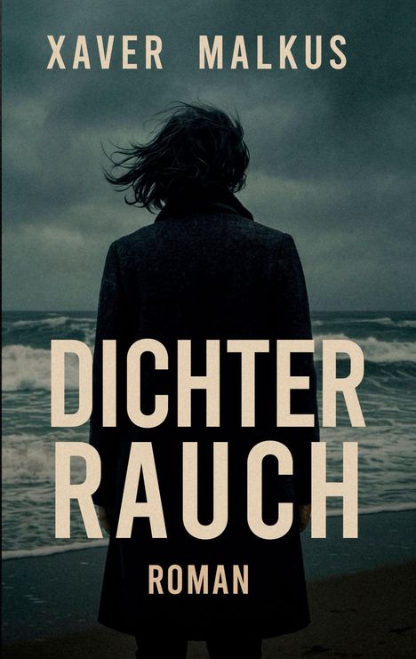 Oben steht "Xaver Malkus". In der Mitte "Dichter Rauch". Unten "Roman". Eine Person steht am stürmischen Meer.