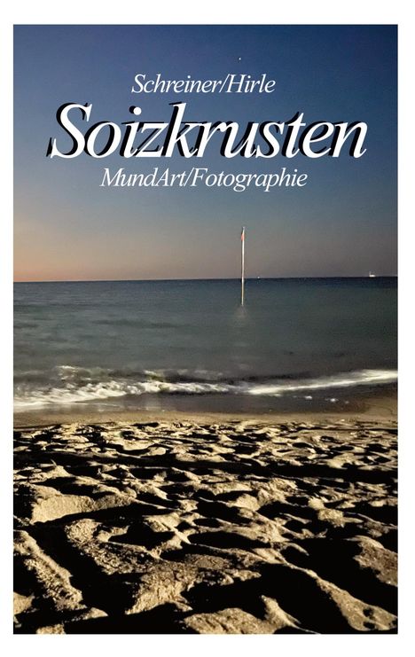 "Schreiner/Hirle Soizkrusten MundArt/Fotographie." Abendliche Strandszene mit ruhigem Meer und Stange im Wasser.