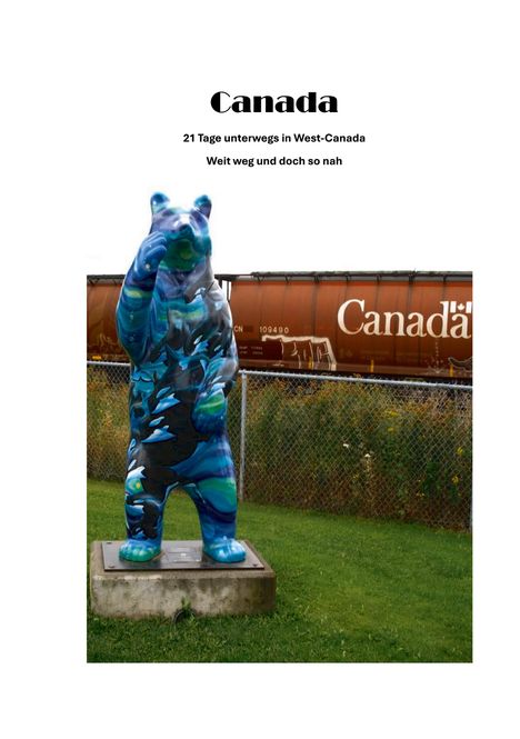 "Canada. 21 Tage unterwegs in West-Canada. Weit weg und doch so nah." Ein bunter Bär steht vor einem Güterwaggon.