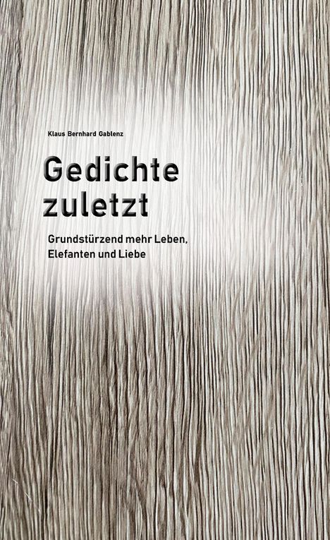 Text: "Gedichte zuletzt. Grundstürzend mehr Leben, Elefanten und Liebe." Hintergrund mit Holzmaserung.