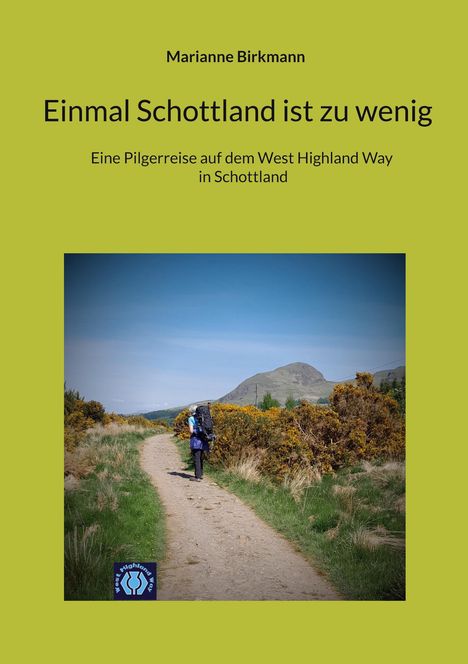 „Einmal Schottland ist zu wenig“ steht oben. Unten läuft eine Person mit Rucksack auf einem Pfad in hügeliger Landschaft.