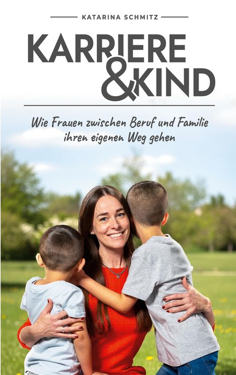 KARIERRE & KIND. Wie Frauen zwischen Beruf und Familie ihren eigenen Weg gehen. Frau mit zwei Kindern auf grünem Feld.