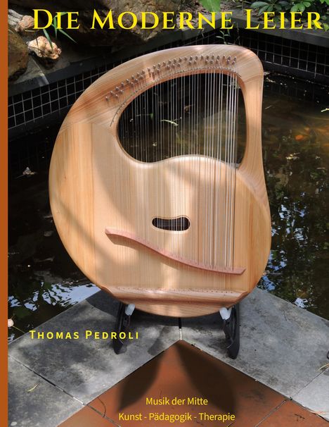 Titel: "Die Moderne Leier"
Autor: Thomas Pedroli
Themen: Musik, Pädagogik, Therapie
Eine moderne Leier steht im Freien.
