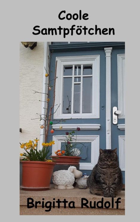 "Coole Samtpfötchen", "Brigitta Rudolf". Eine Katze sitzt neben Blumentöpfen vor einer blauen Tür mit Dekoration.