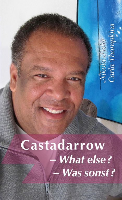 „Castadarrow – What else? – Was sonst?“ steht über einem lächelnden Mann mit grauem Haar in Jacke vor blauer Kunst.