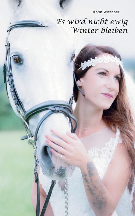 „Karin Wiesener - Es wird nicht ewig Winter bleiben“. Frau in Brautkleid mit weißem Pferd, Hand auf seiner Schnauze.