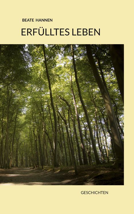 Der Text lautet: "BEATE HANNEN ERFÜLLTES LEBEN GESCHICHTEN". Abgebildet ist ein Waldweg unter hohen, grünen Bäumen.
