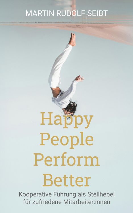 "Happy People Perform Better" in großer Schrift, darunter liegt eine kopfüberstehende Person in einem weißen Outfit.
