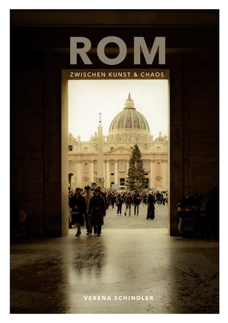 Titel: ROM. Untertitel: ZWISCHEN KUNST & CHAOS. Autor: VERENA SCHINDLER. 

Eine Menschenmenge vor einer großen Kirche mit Kuppel.