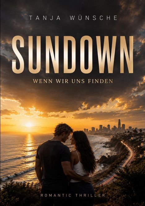 Text: "Tanja Wünsche SUNDOWN Wenn wir uns finden ROMANTIC THRILLER". Ein Paar steht an der Küste bei Sonnenuntergang.