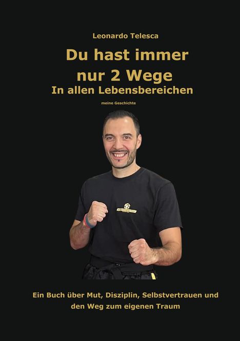 Titel: "Du hast immer nur 2 Wege". Ein Mann in Kampfpose, lächelnd, trägt ein schwarzes T-Shirt.