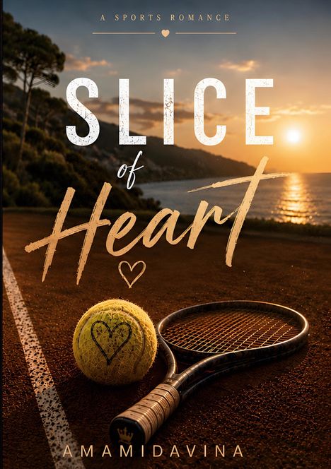 Text: "A Sports Romance", "Slice of Heart", "Amamidavina". Tennisschläger und Ball mit Herzsymbol vor Sonnenuntergang am Meer.