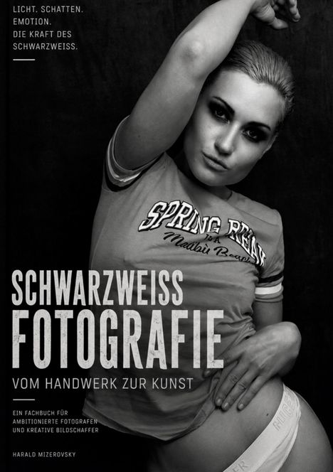 „Schwarzweiss Fotografie. Vom Handwerk zur Kunst“ steht in Großbuchstaben. Frau in T-Shirt posierend.