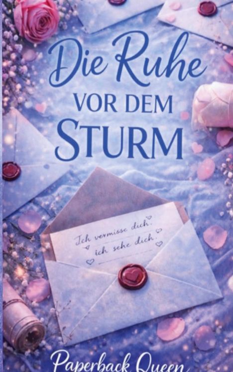 Text: "Die Ruhe vor dem Sturm", "Ich vermisse dich... Ich sehe dich." Umschläge, Wachssiegel, Rosenblätter, romantische Stimmung.
