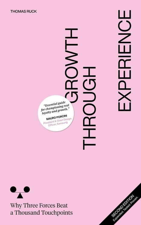 "Growth Through Experience" steht vertikal auf einem rosa Hintergrund. Ein Zitat im Kreis lobt das Werk. Unten: "Why Three Forces Beat a Thousand Touchpoints". Oben links "THOMAS RUCK".