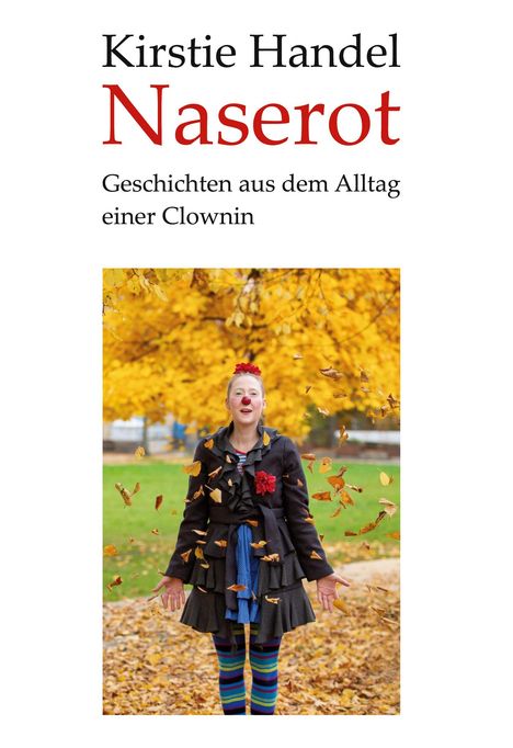 „Kirstie Handel, Naserot: Geschichten aus dem Alltag einer Clownin.“ Eine Clownin im Herbstlaub, freudig gestikulierend.