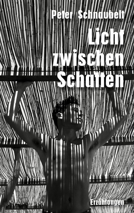 Titel: "Licht zwischen Schatten" von Peter Schnaubelt. Ein Mann im Licht- und Schattenspiel eines Bambusdachs.
