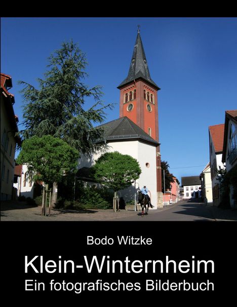 "Bodo Witzke, Klein-Winternheim, Ein fotografisches Bilderbuch." Eine Kirche mit rotem Turm und spitzem Dach bei blauem Himmel.