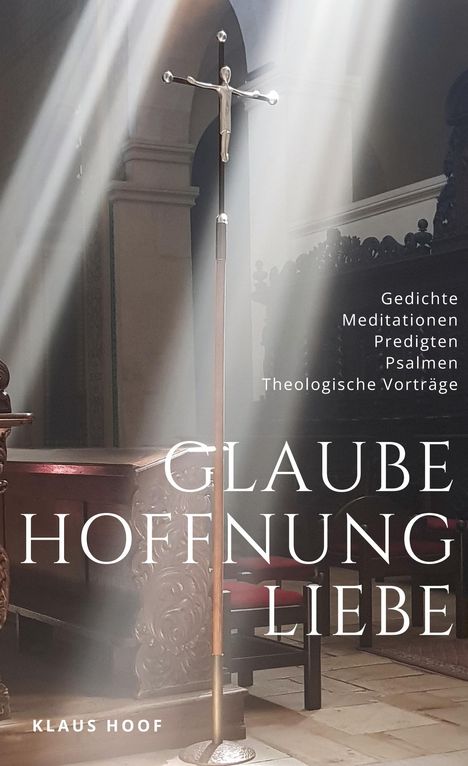 "Glaube, Hoffnung, Liebe" in großen Buchstaben, darunter "Klaus Hoof". Im Hintergrund strahlt Licht auf ein Kruzifix.