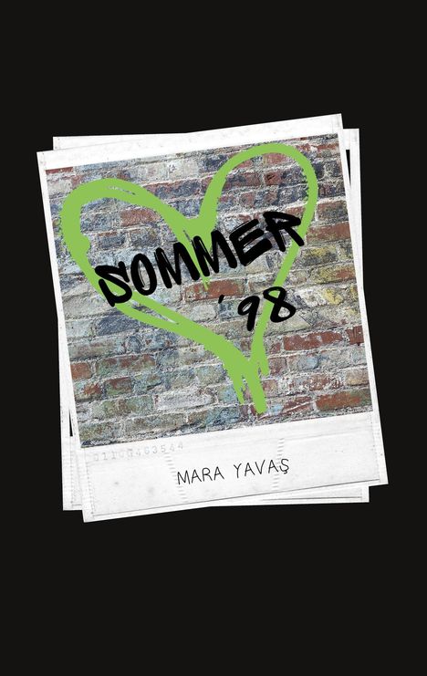 "Sommer '98" in einem grünen Herz auf Backstein. Darunter steht "MARA YAVAŞ". Grafik im Polaroid-Stil.