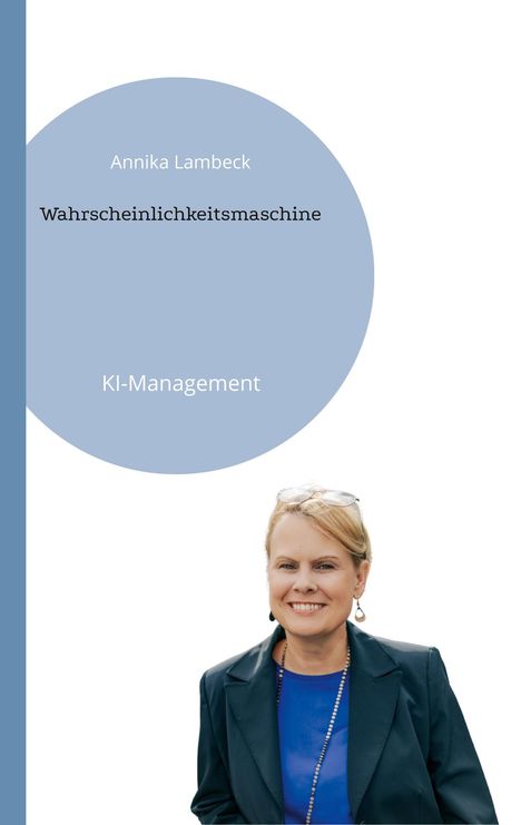 Annika Lambeck, WAHRSCHEINLICHKEITSMASCHINE, KI-Management. Freundliche Frau in Anzug mit Brille auf dem Kopf.
