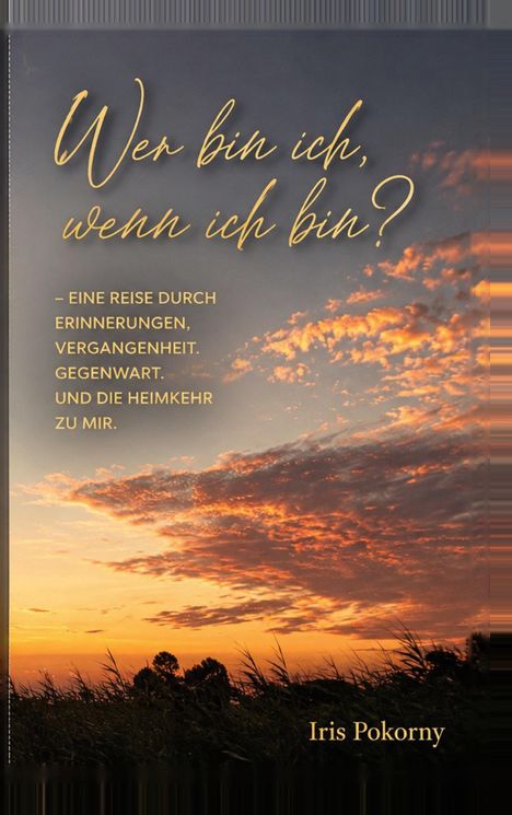 "Wer bin ich, wenn ich bin?" und "Iris Pokorny". Ein Sonnenuntergang mit orangen Wolken über einer dunklen Landschaft.