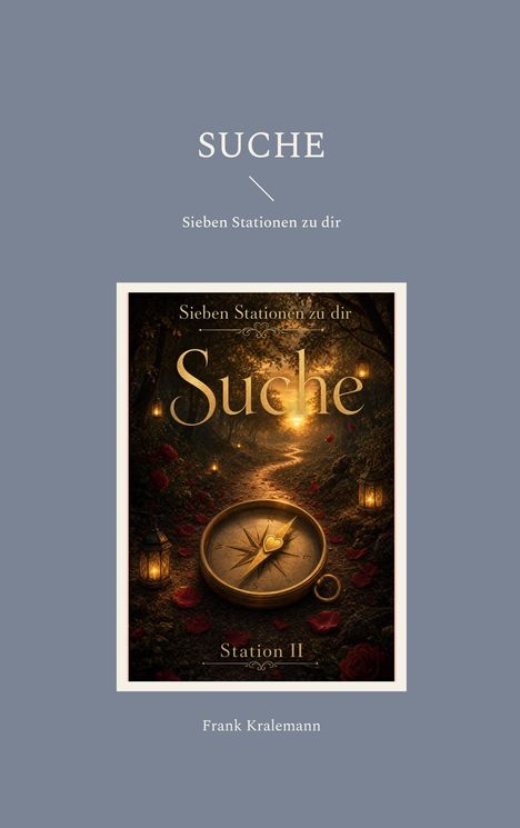 "Suche: Sieben Stationen zu dir." Eine Kompassrose im Wald, umgeben von Laternen und Rosen. Autor: Frank Kralemann.