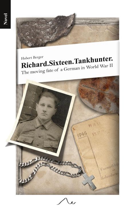Text: "Richard.Sixteen.Tankhunter. The moving fate of a German in World War II." Schwarz-weiße Foto, Erkennungsmarke, Kette.