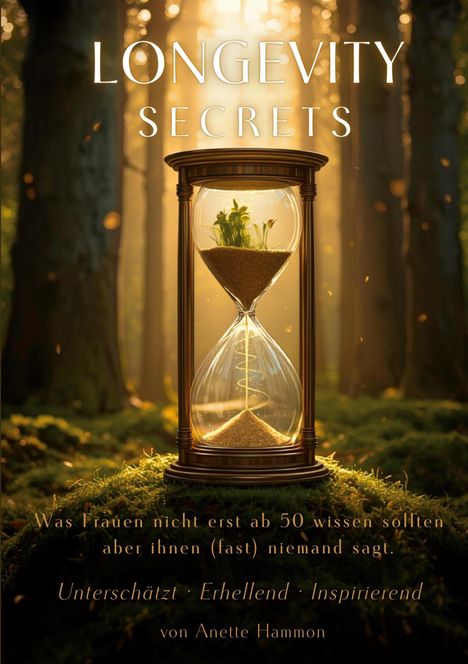 „LONGEVITY SECRETS“, Stundenglas, Pflanzen wachsen, Sonnenlicht fällt durch Bäume im Hintergrund.