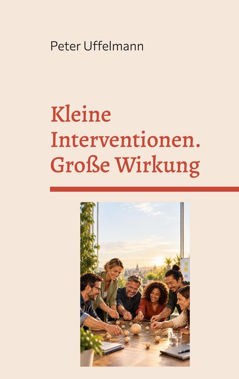 "Kleine Interventionen. Große Wirkung" von Peter Uffelmann. Eine Gruppe lächelnder Menschen beim gemeinsamen Arbeiten.