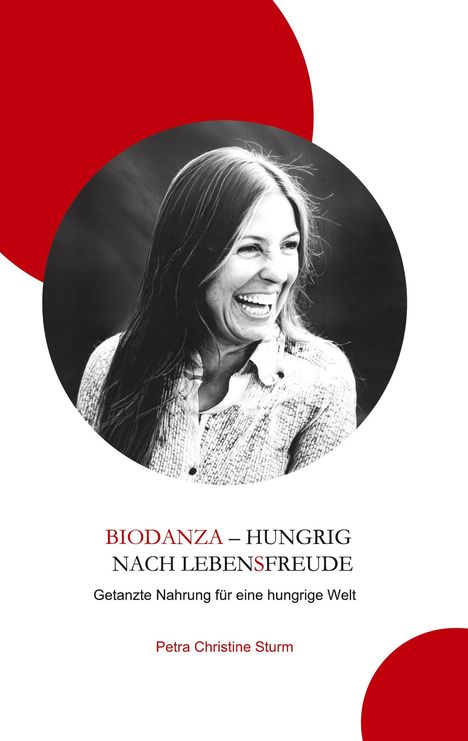 Text: "BIODANZA – Hungrig nach Lebensfreude. Getanzte Nahrung für eine hungrige Welt. Petra Christine Sturm." Schwarz-weißes Porträt einer lächelnden Frau mit roten Kreisen umgeben.