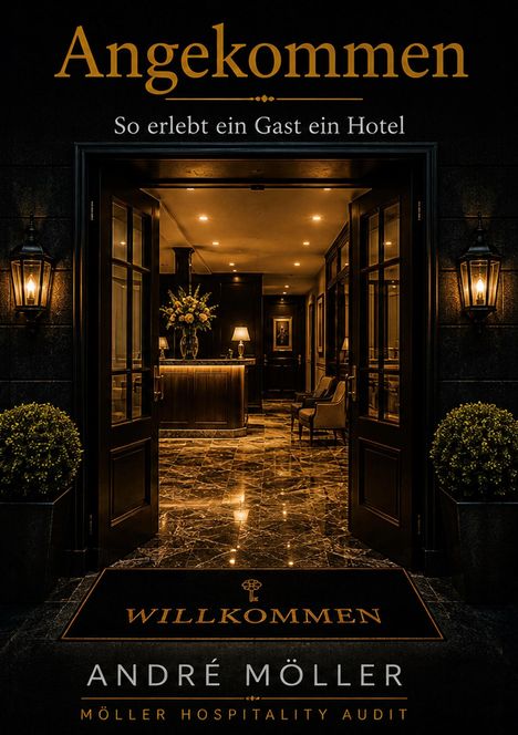 „Angekommen. So erlebt ein Gast ein Hotel.“ Offene Hoteltüren mit einem glänzenden Marmorboden und einer Blumenvase.
