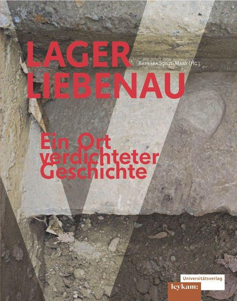 "Lager Liebenau: Ein Ort verdichteter Geschichte" in roter Schrift. Hintergrund sind Erd- und Betonmauern.